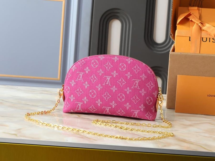 makeup bag Lv