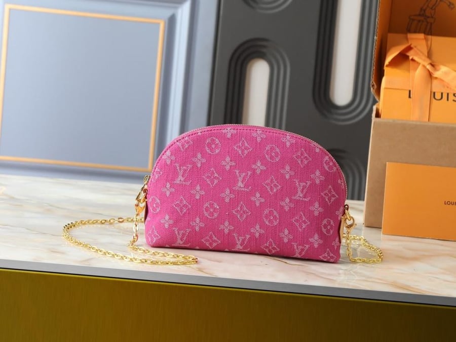 makeup bag Lv