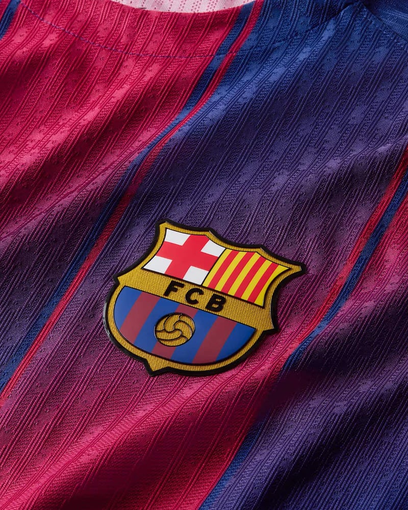 تيشيرت برشلونة الاساسي لموسم 2026( نسخة اللاعبين)