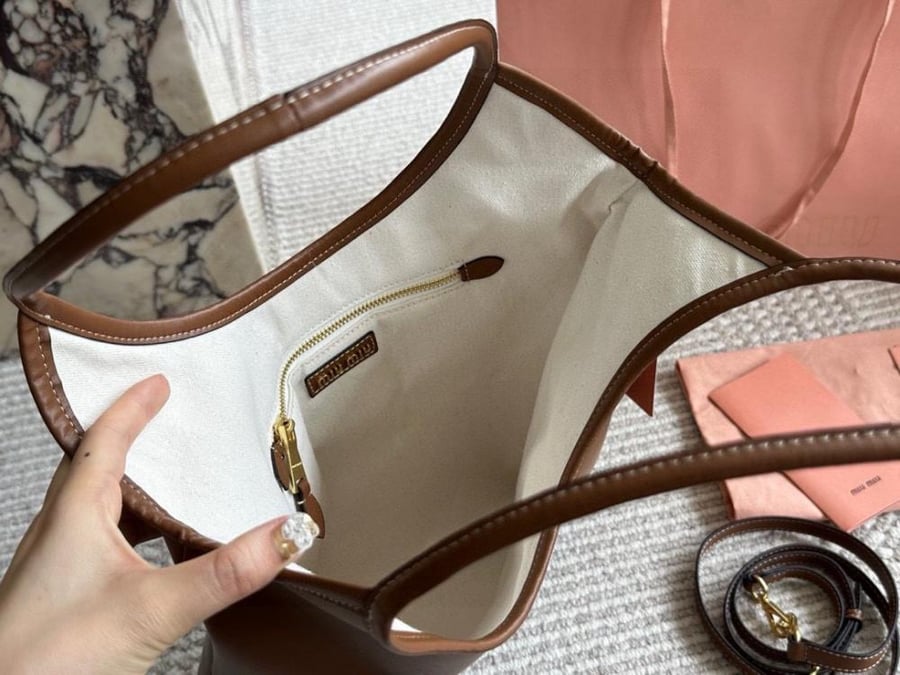شنطة ميو ميو tote