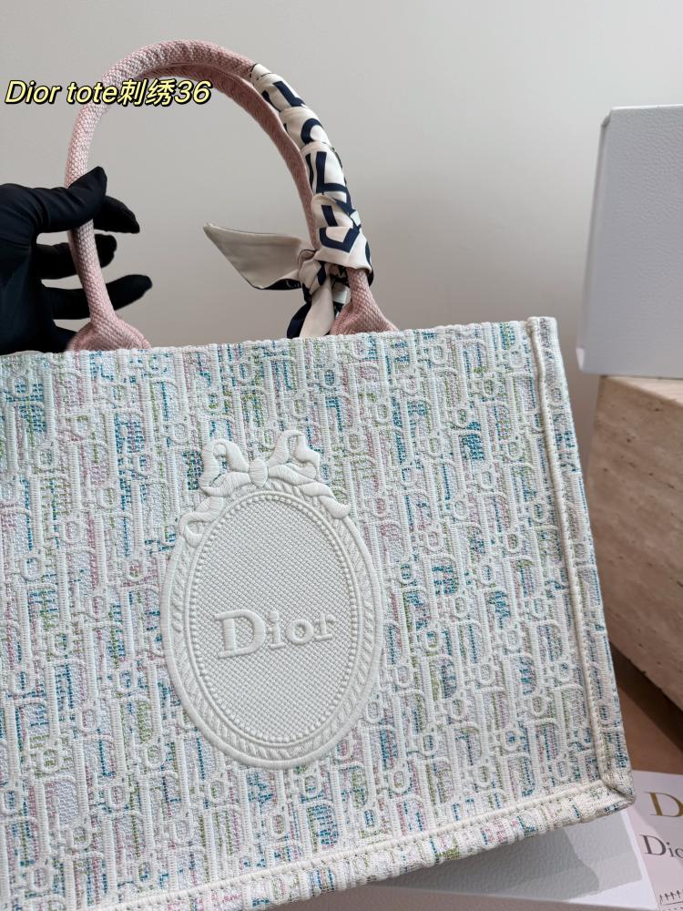 شنطة ديور بوك توت - Book Tote مطرزة