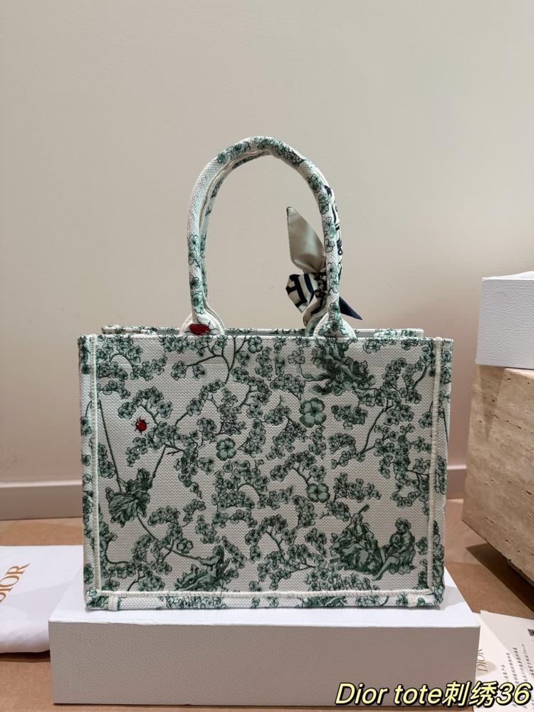 شنطة ديور Book Tote - بوك توت أوف وايت بنقشة خضراء نسائية