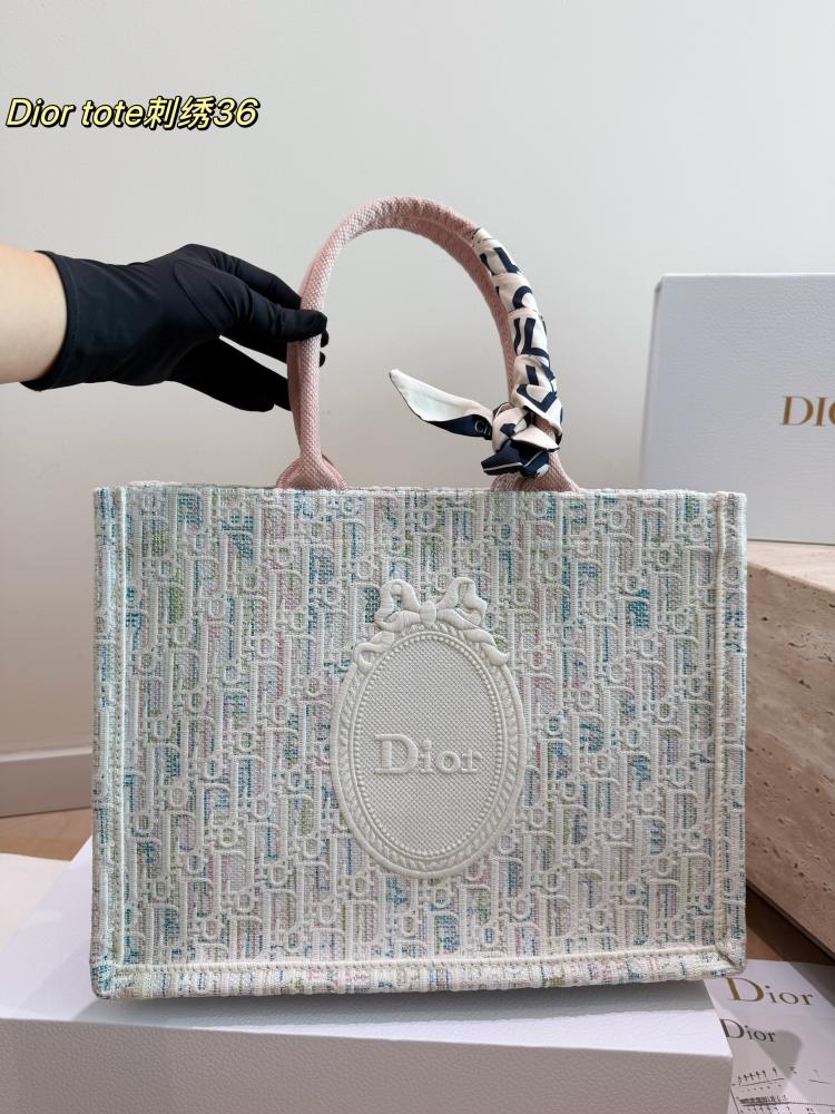 شنطة ديور بوك توت - Book Tote مطرزة