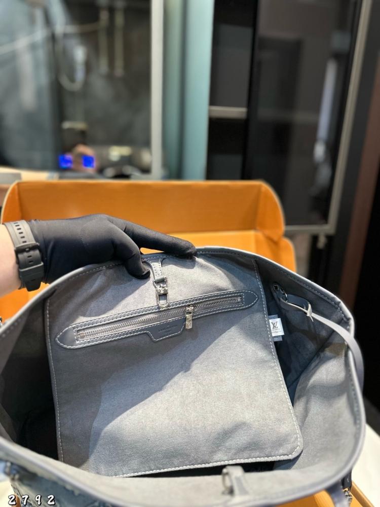 Louis Vuitton Neverfull bag
