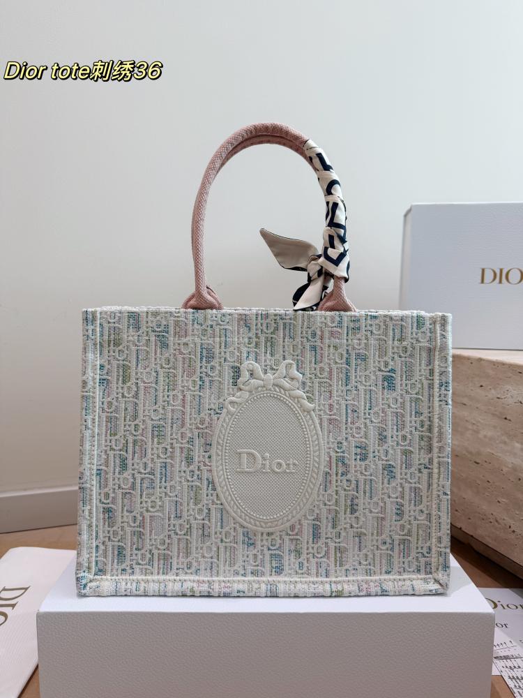 شنطة ديور بوك توت - Book Tote مطرزة