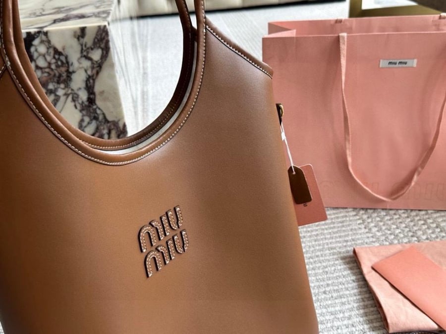 شنطة ميو ميو tote