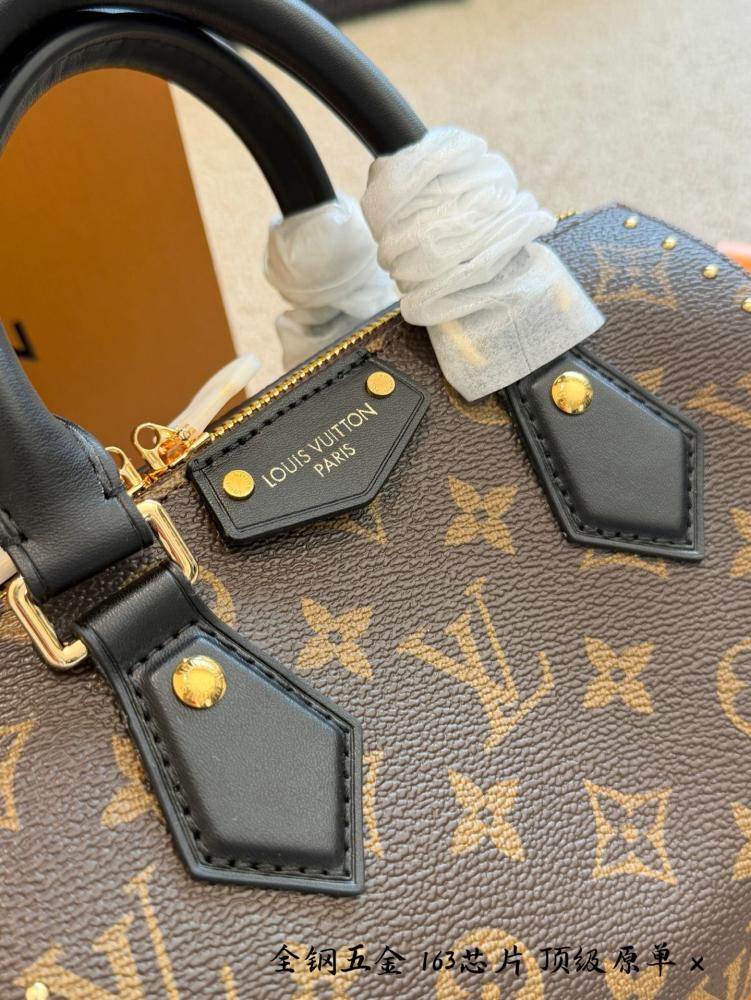 شنطة لويس فيتون soft trunk