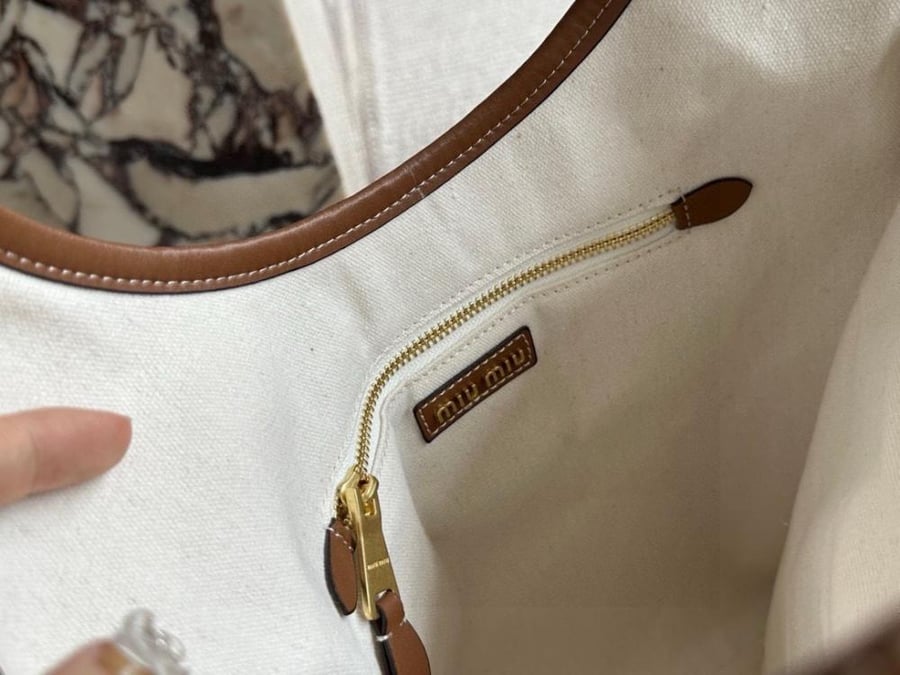 شنطة ميو ميو tote