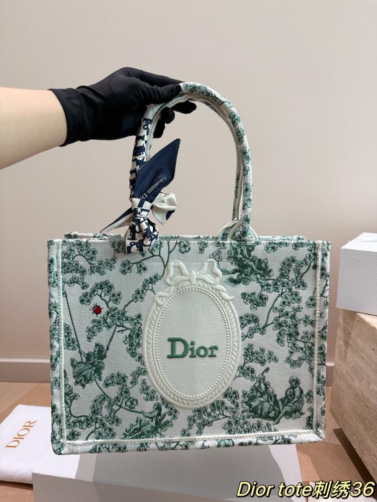 شنطة ديور Book Tote - بوك توت أوف وايت بنقشة خضراء نسائية