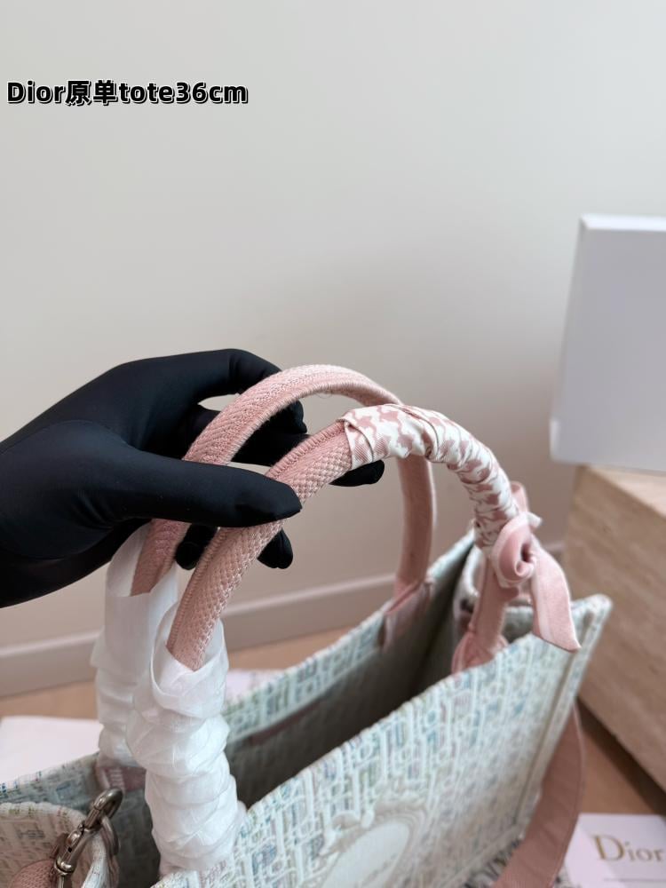 شنطة ديور بوك توت - Book Tote اوبليك مطرزة