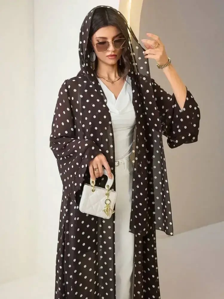 عباية نسائية مع غطاء رأس