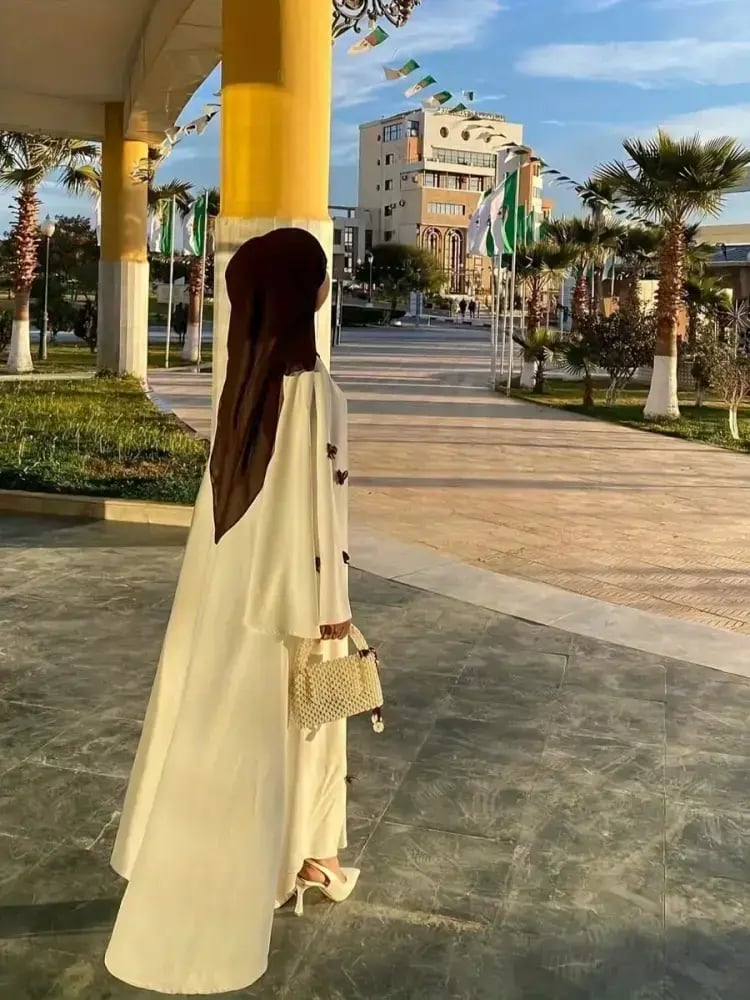 عباءة بياقة دائرية