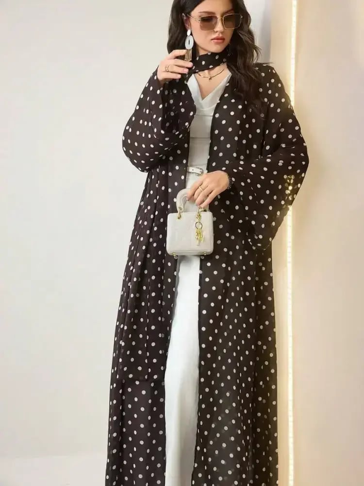 عباية نسائية مع غطاء رأس