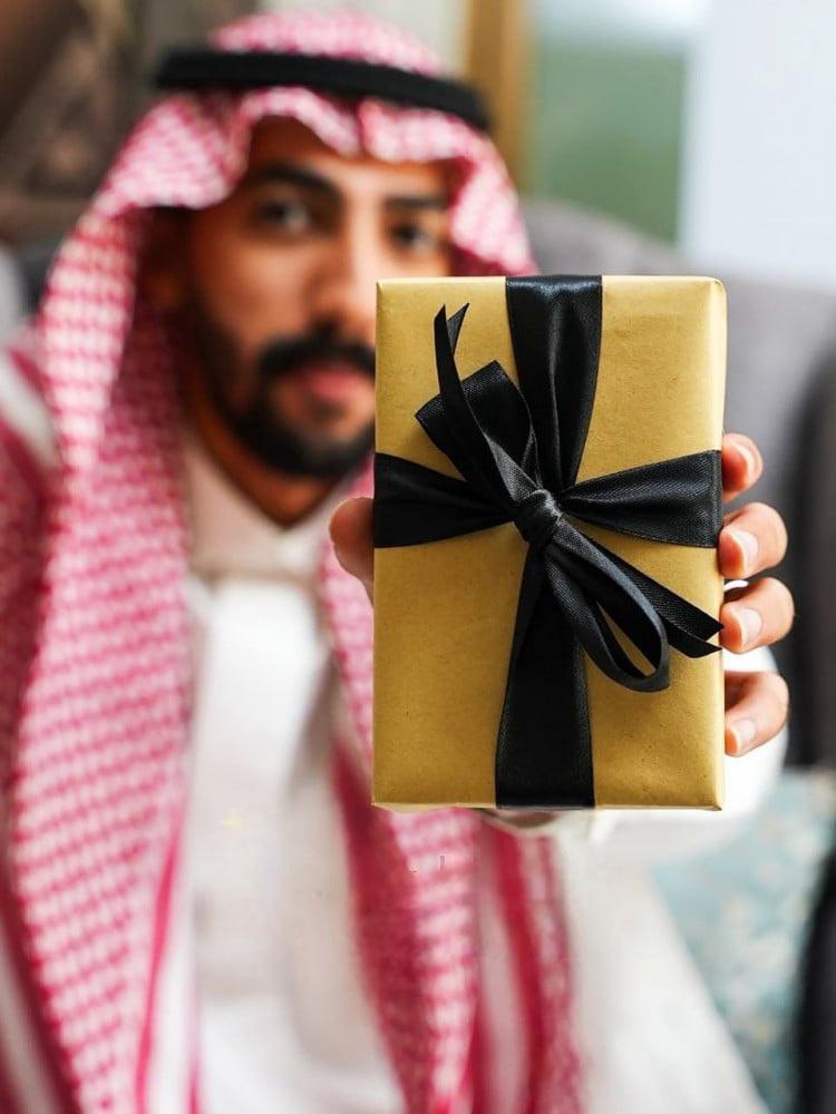 تغليف هدية مع كرت
