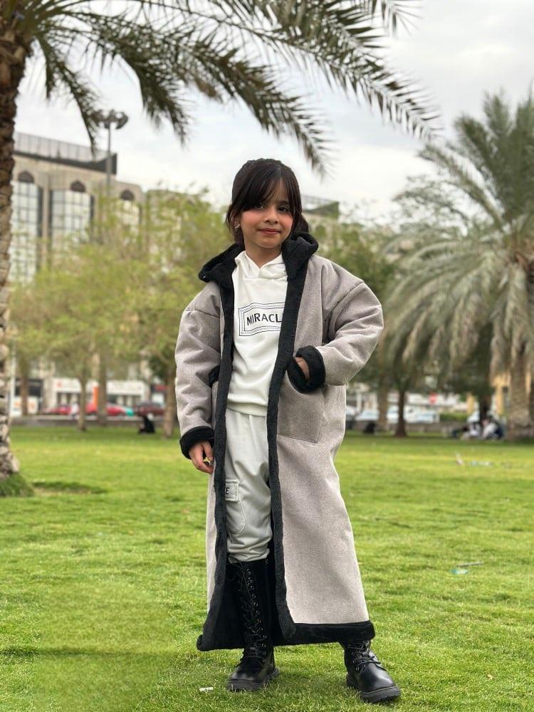 فروه انيقة بأطراف سدو للاطفال بالاسم