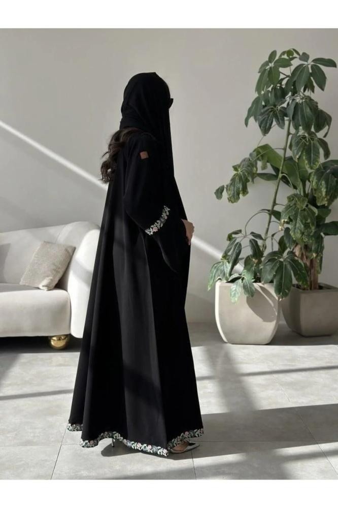 Karmen عبايه سماح اسود فاحم بكلفه ورد – كريب ملكي بطقطق مخفي مع الطرحة