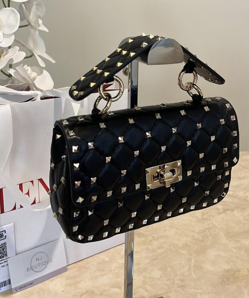 اسود Valentino