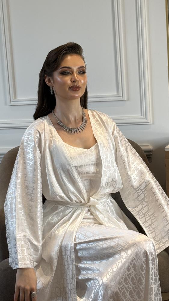 روب Dior ابيض طويل بدون الفستان الداخلي