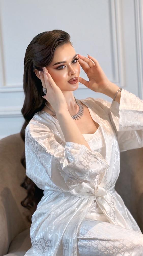 روب Dior ابيض طويل بدون الفستان الداخلي