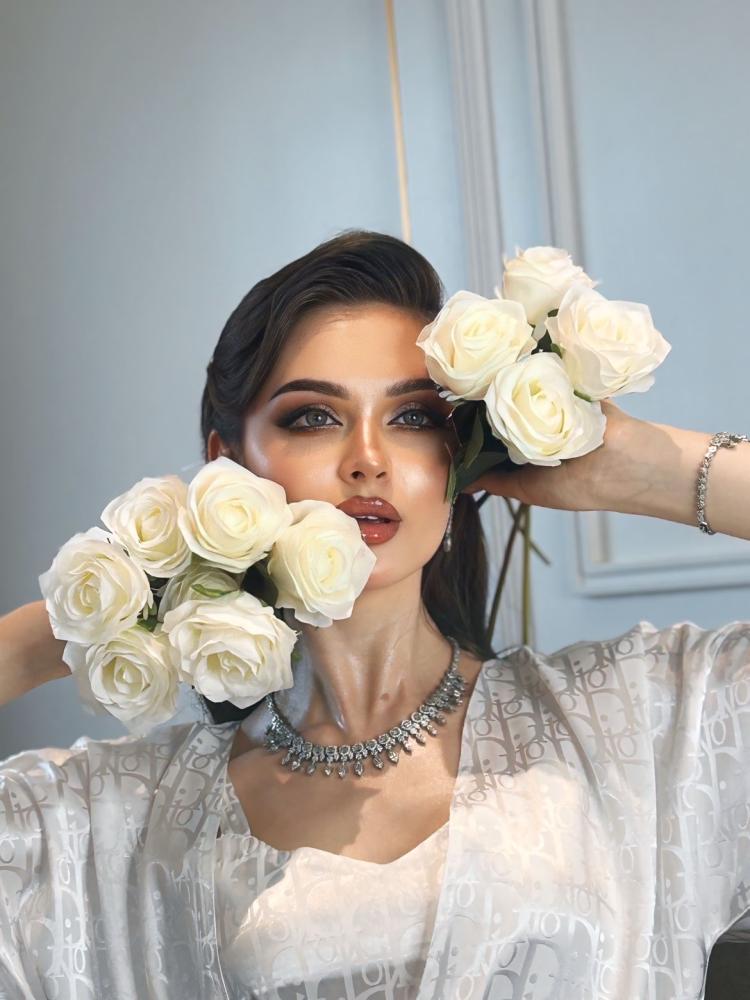 روب Dior ابيض طويل بدون الفستان الداخلي