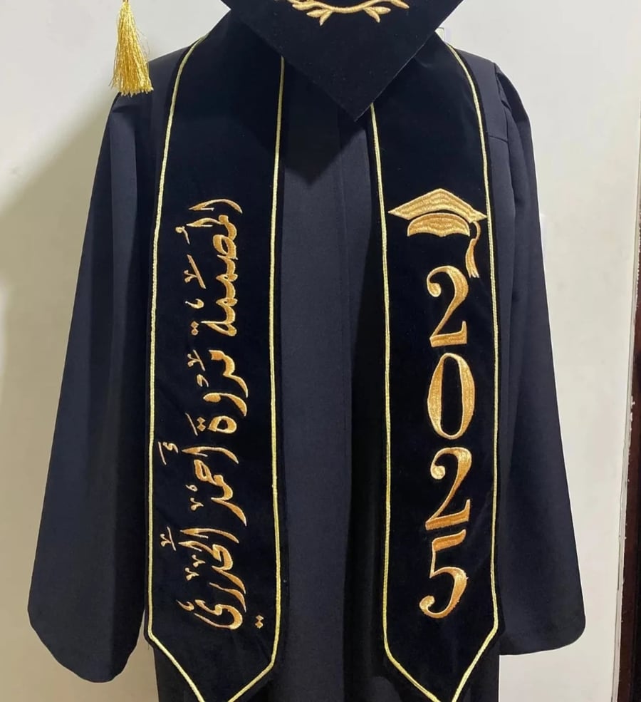 عبايات تخرج  أنيقة: تصميم بسيط بلون محايد مع قصّة مريحة.