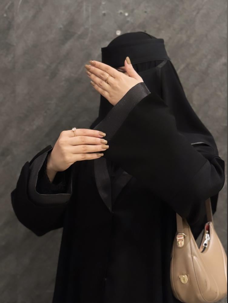 الانيقة . أسود