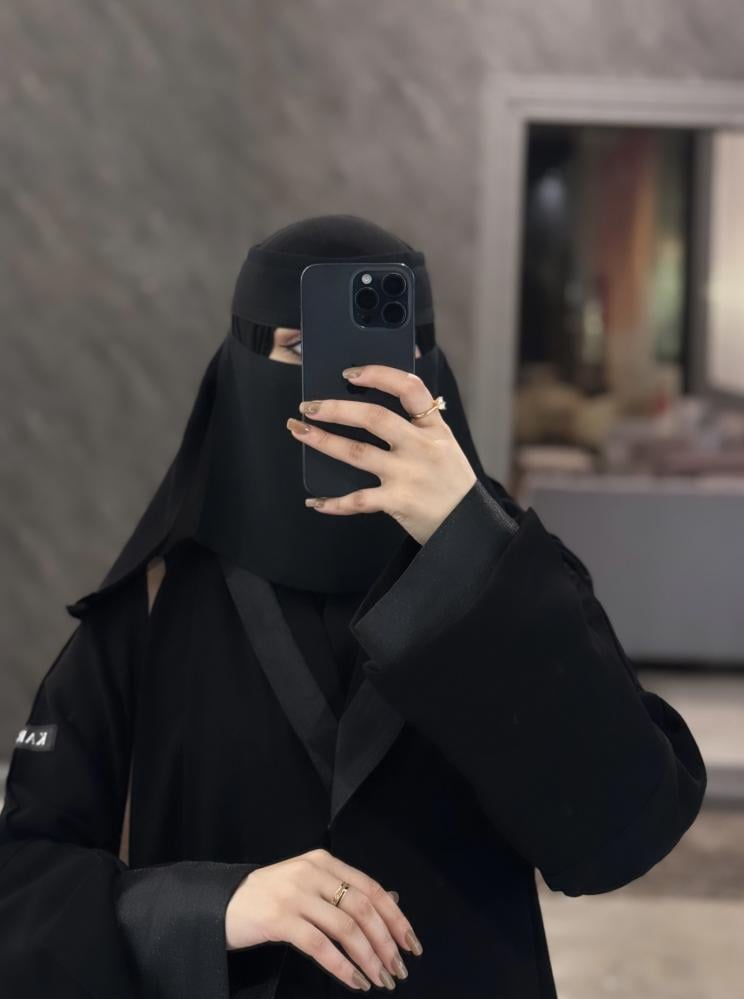 الانيقة . أسود