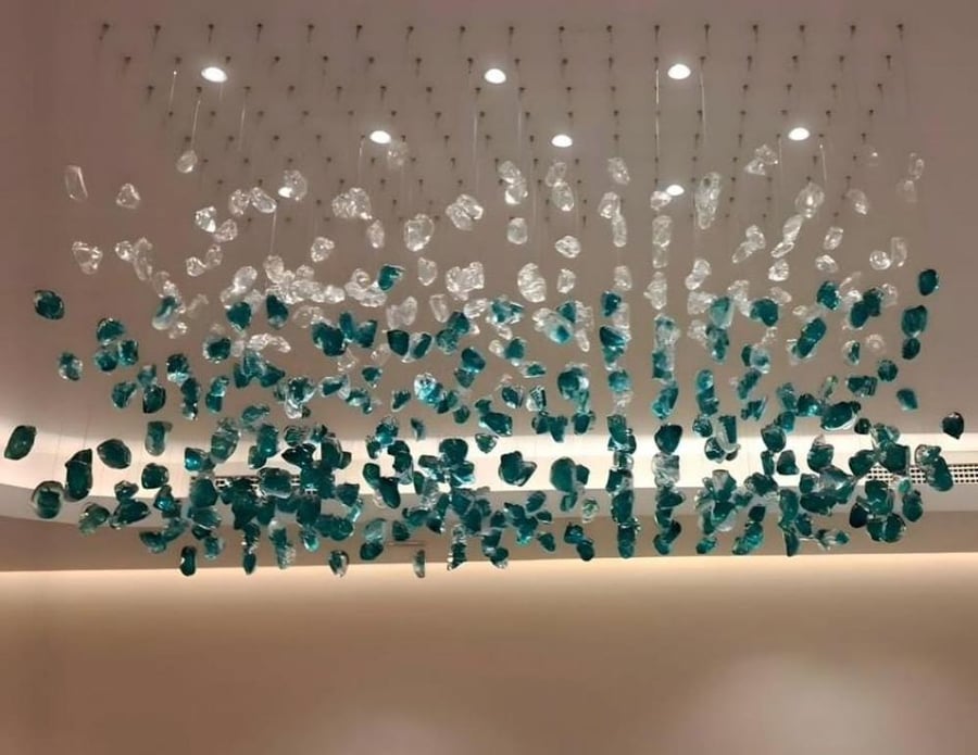 ثريا احجار مستطيل طول 120سم وعرض 80سم لون شفاف واخضر عدد الاحجار432 حجر من كريستال المدى للإنارة