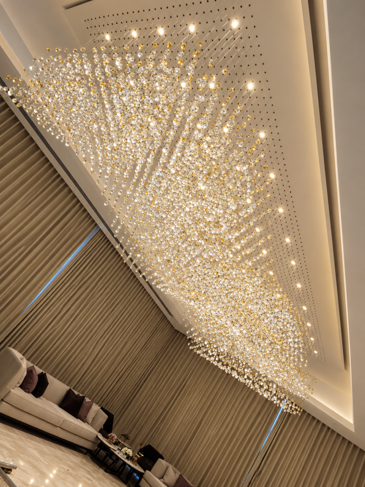 ثريا الماسة الذهبية بتصميم عصري أنيق : Elegant Modern Design Golden Diamond Chandelier