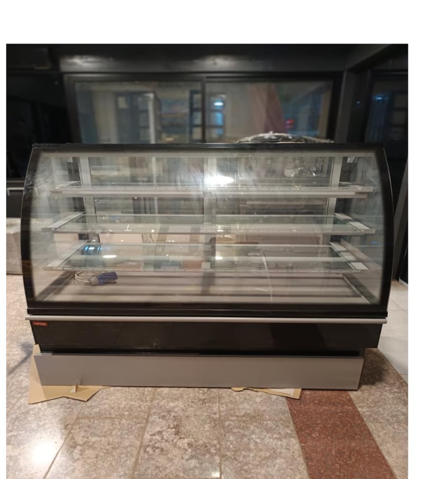 ثلاجة عرض كيك ومأكولات بارده