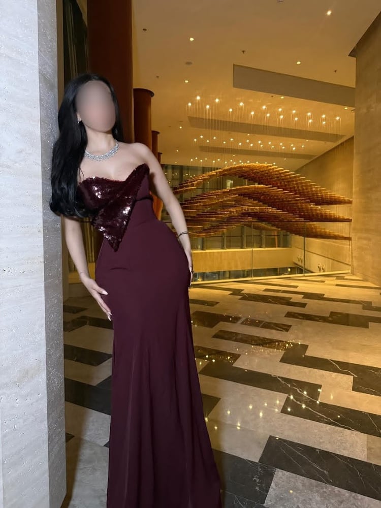 فستان سهرة أوف وايت منفوش بكورسيه كريستال فاخر وتنورة تول