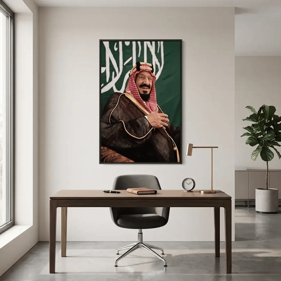 لوحة الملك عبد العزيز كانفس بخلفية العلم السعودي