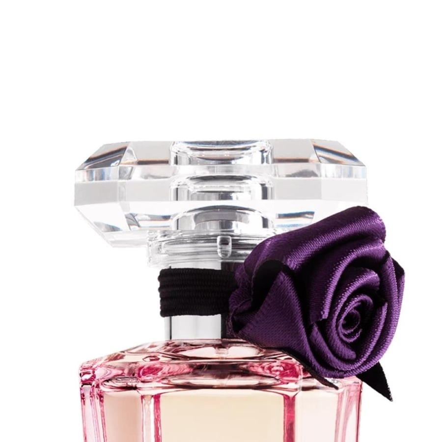 غطاء فاخر لعطر تريزور ميدنايت روز مع تفاصيل دقيقة