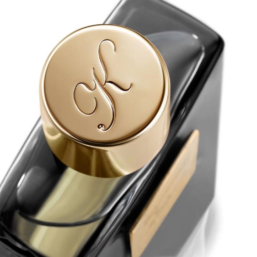 غطاء ذهبي فاخر لعطر بلاك فانتوم من كيليان بتصميم أنيق 50 مل