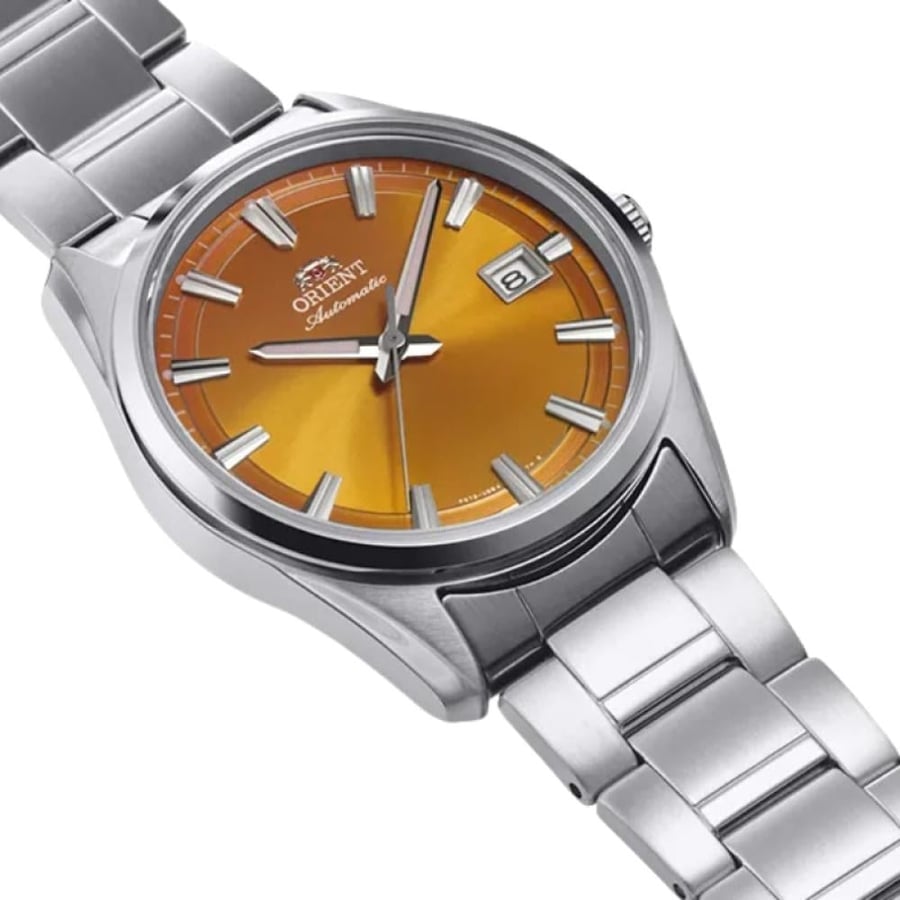 ساعة Orient Automatic رجالية فضية بميناء برتقالي لامع وتصميم عصري