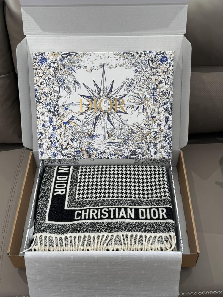 سكارف ديور مقاس 140x140 سم