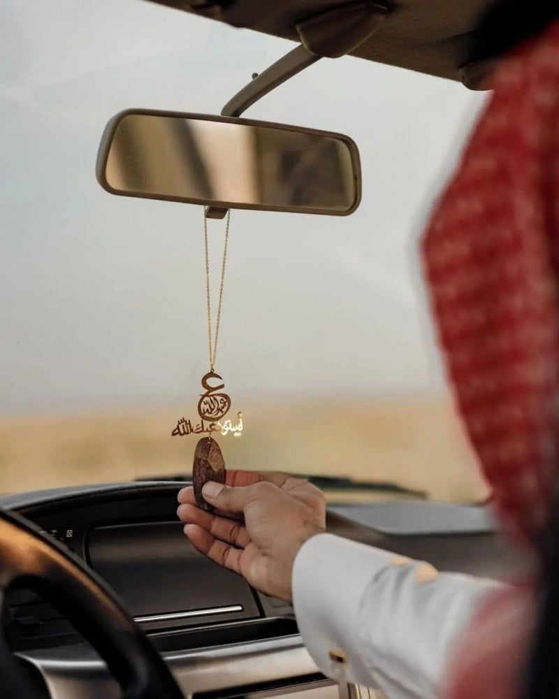 تعليقة سيارة بالاسم عود تصميم مميز