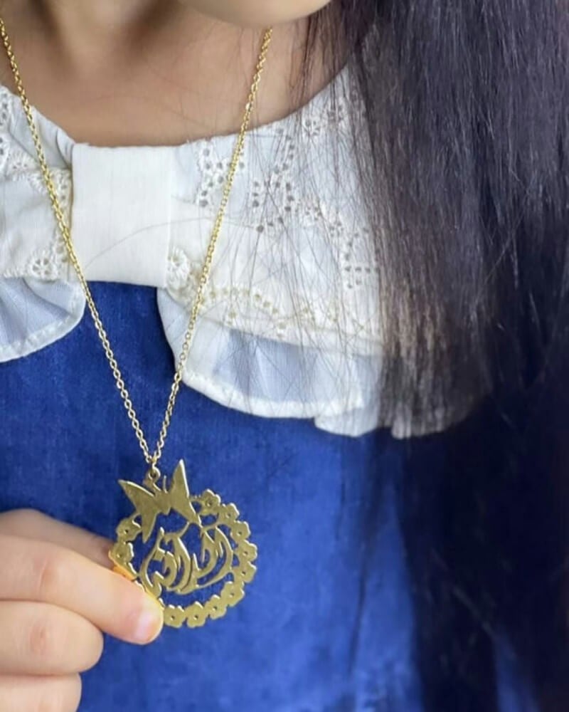 A necklace with the name, a luxurious and elegant shape