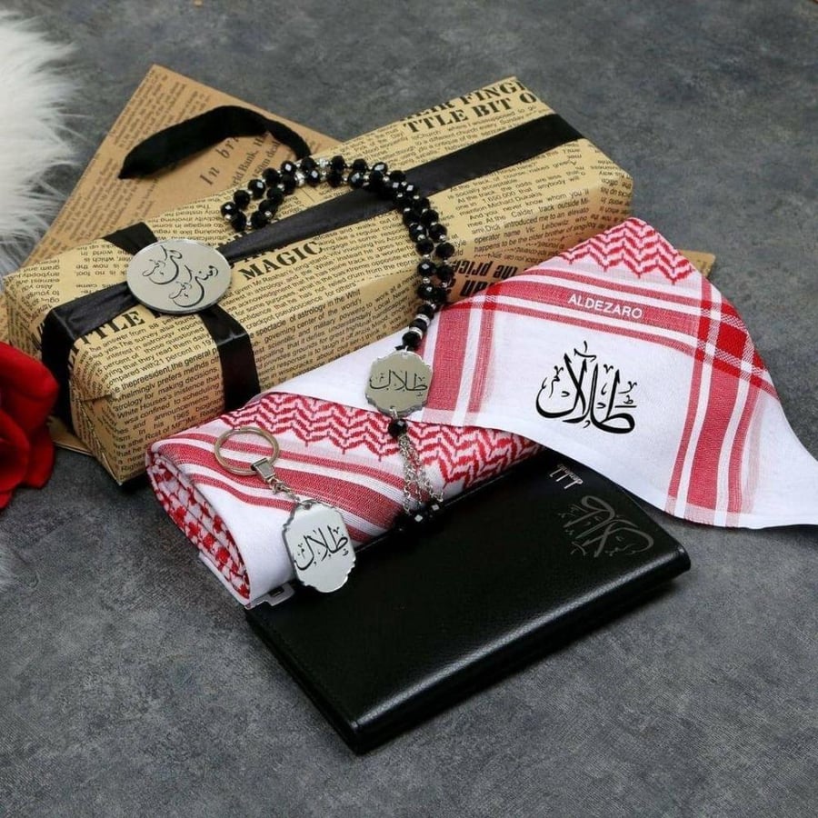Elegant and distinctive men's gift sets made of silver acrylic with special engraving upon request.