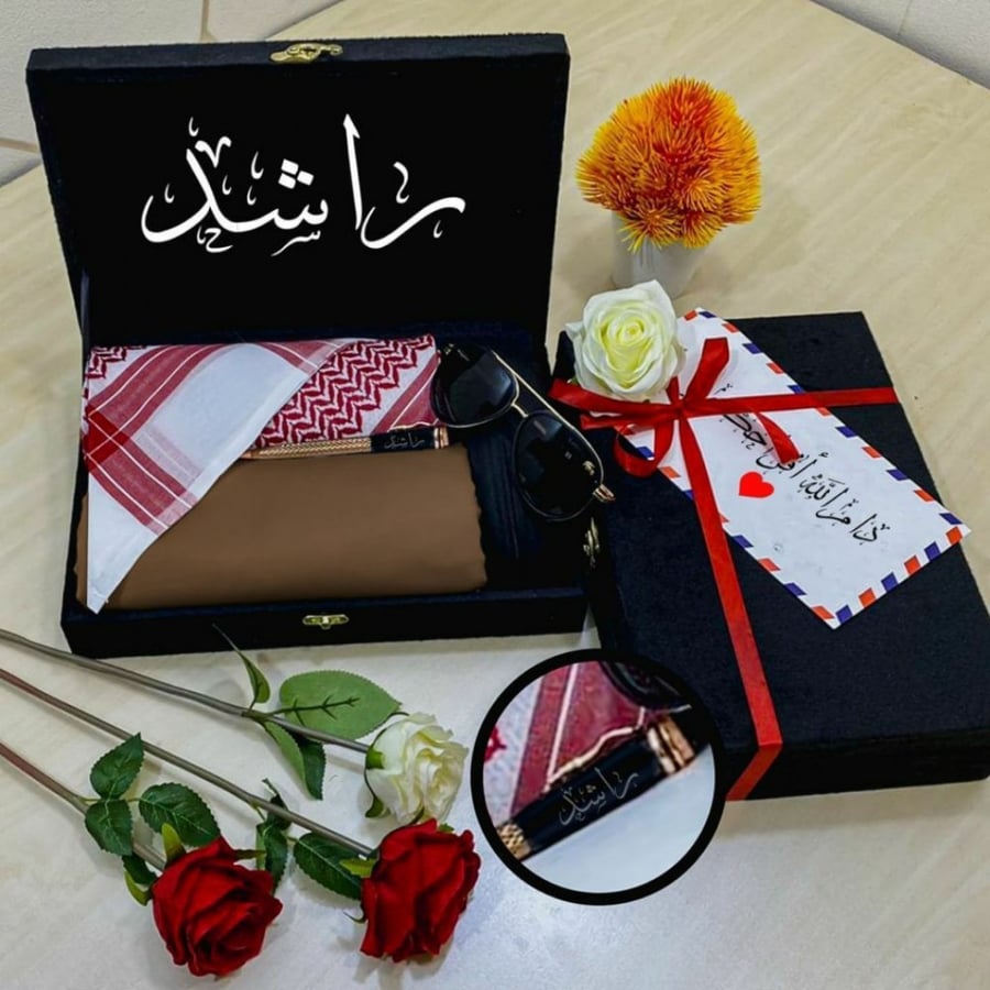 طقم رجالي أنيق بالإسم والعبارة حسب الطلب