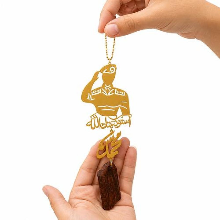 تعليقة سيارة عسكرية بالاسم مع لمسة العود