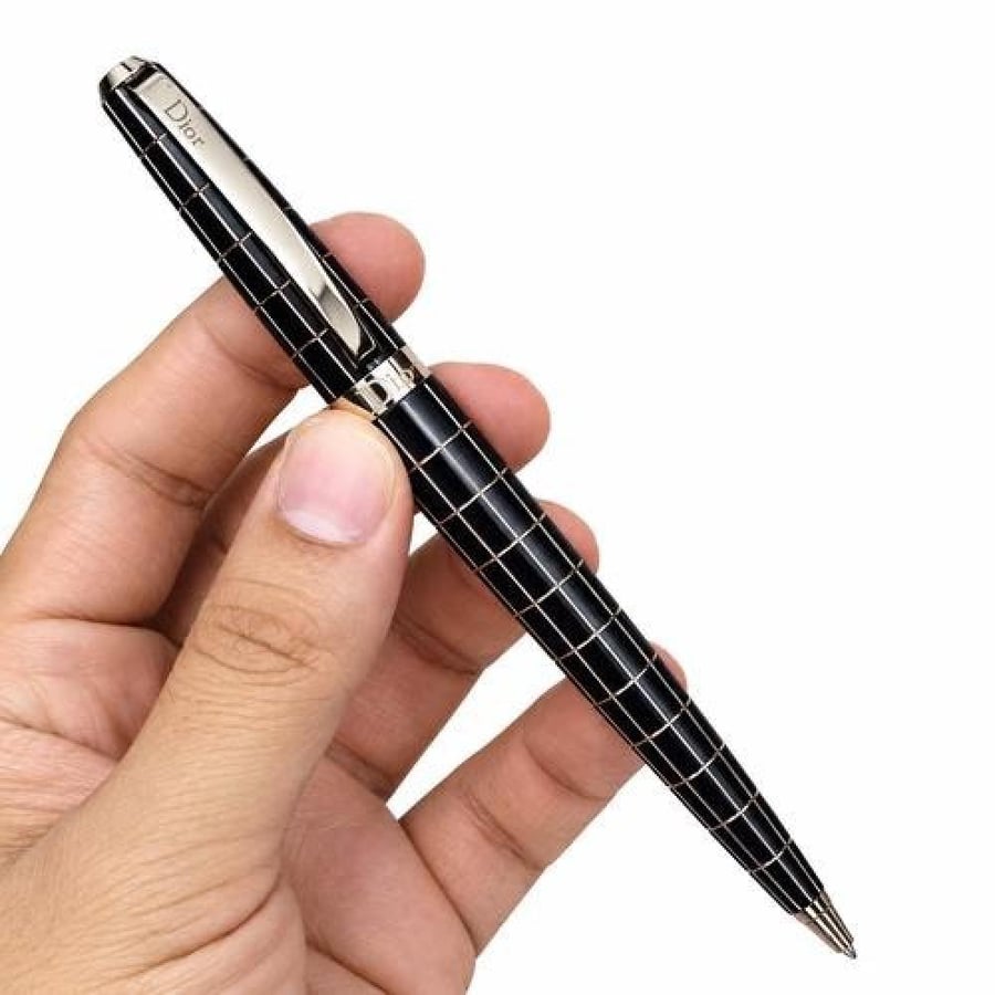 يأتي كاملا مع ملحقات الماركة الأصلية لتجربة إهداء متكاملة