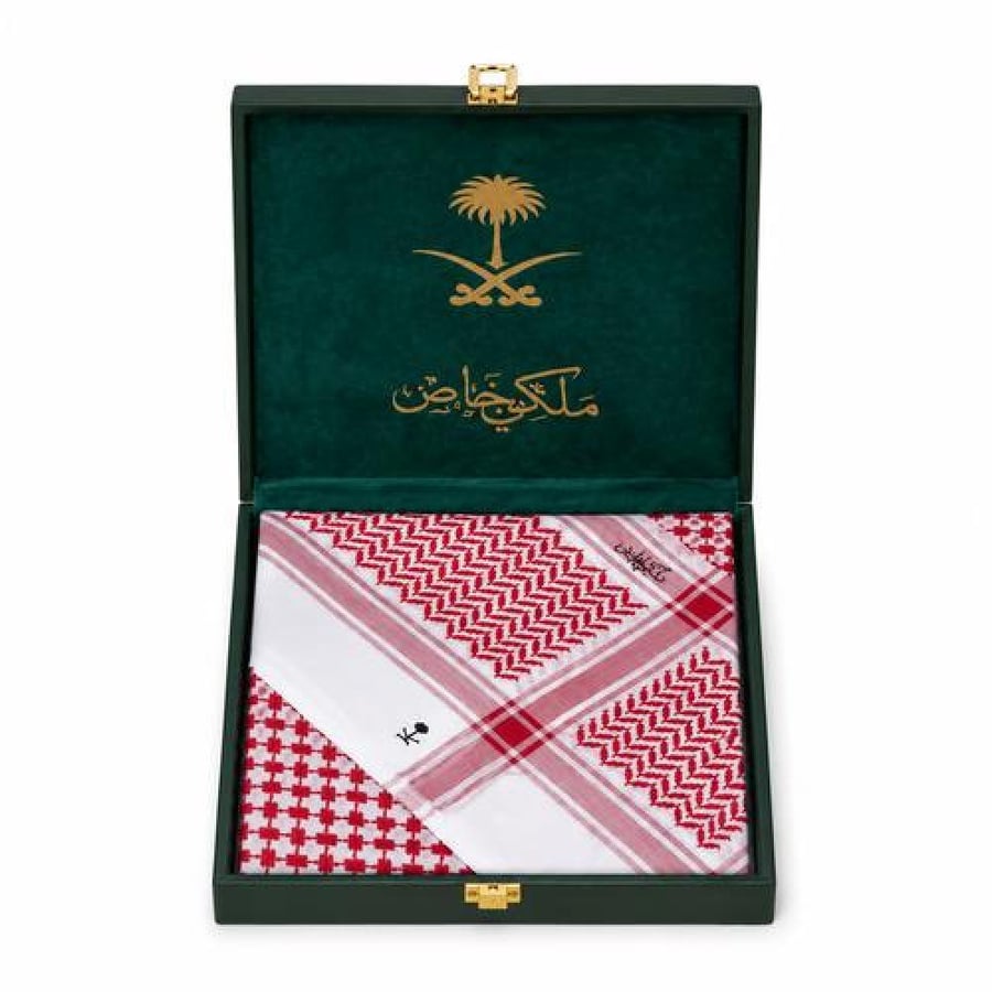 شماغ ملكي أحمر فاخر داخل بوكس أخضر بتصميم أنيق على خلفية بيضاء