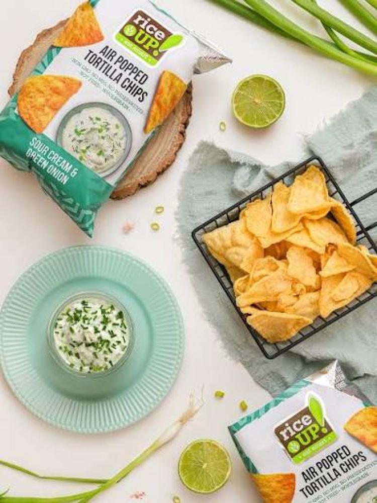 شيبس تورتيلا الأرز المقرمش من رايس أب بنكهة الكريمة الحامضة والبصل الأخضر 60جم - Rice Up Air Popped Tortilla Chips Sour Cream & Green Onion 60g