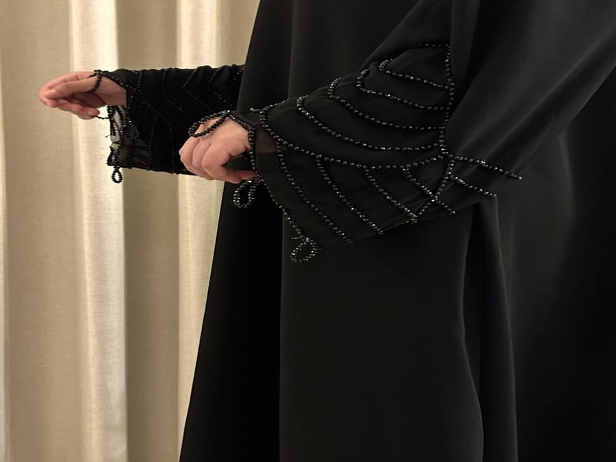عباية رغد )شيفون  بأكمام مزينه بالشك متوفر خيارات