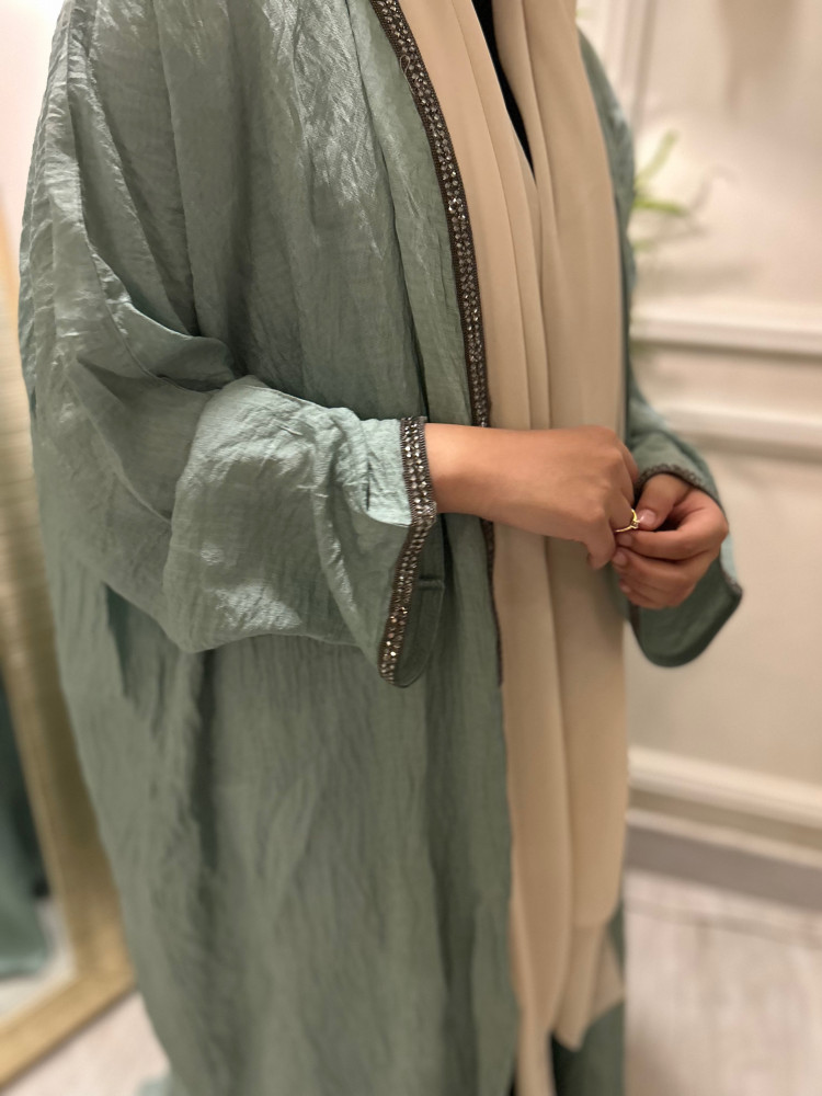 عباية ملونه مزينه بشريط كرستالي
