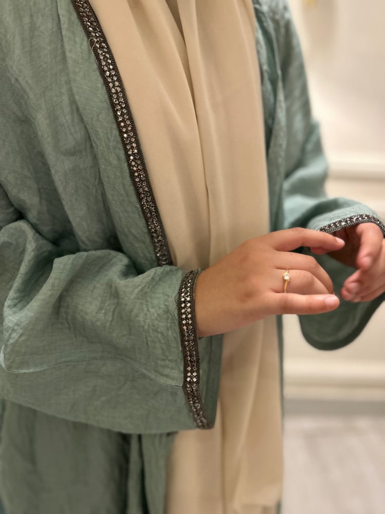عباية ملونه مزينه بشريط كرستالي