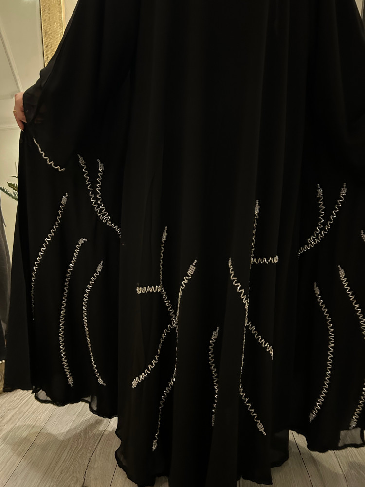 عباية مزينة بشك مكثف