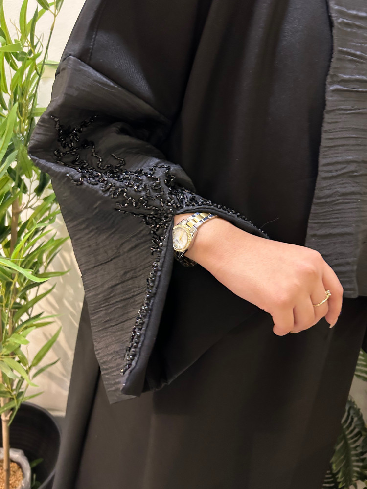 عباية أنيقة بياقة مستطيلة واكمام مزينه
