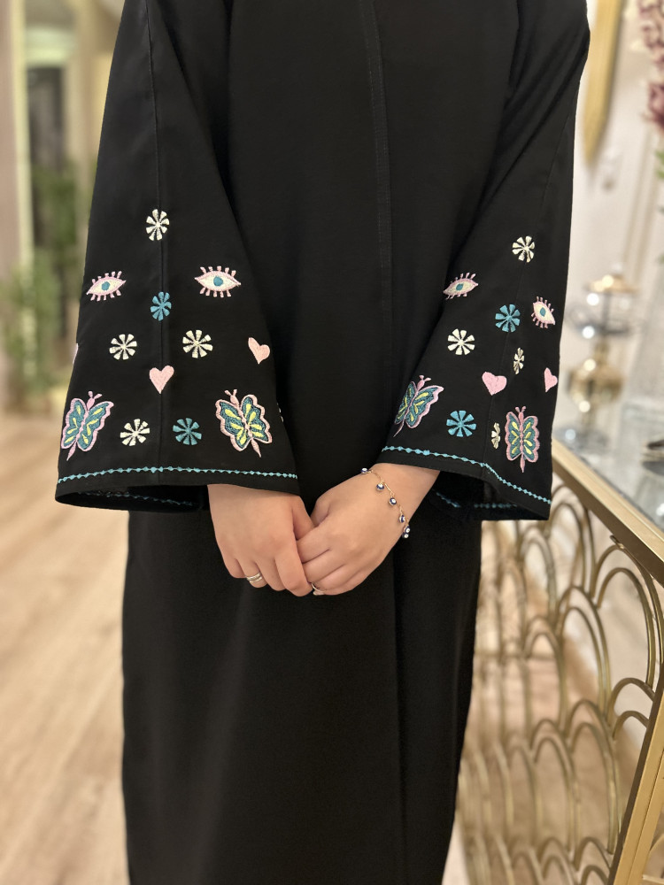 عباية كريب كلوش مطرزة بالاكمام